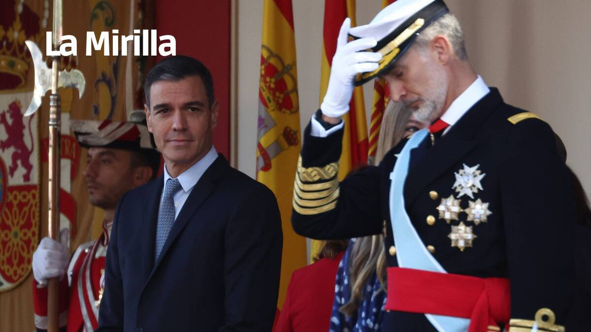 Pedro Sánchez y el Rey Felipe, en el desfile militar del 12-O