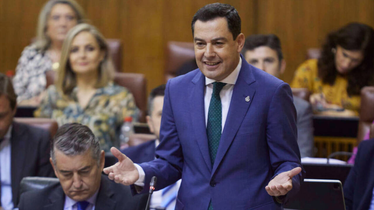 El presidente de la Junta y del PP-A, Juanma Moreno, en la sesión del Parlamento.