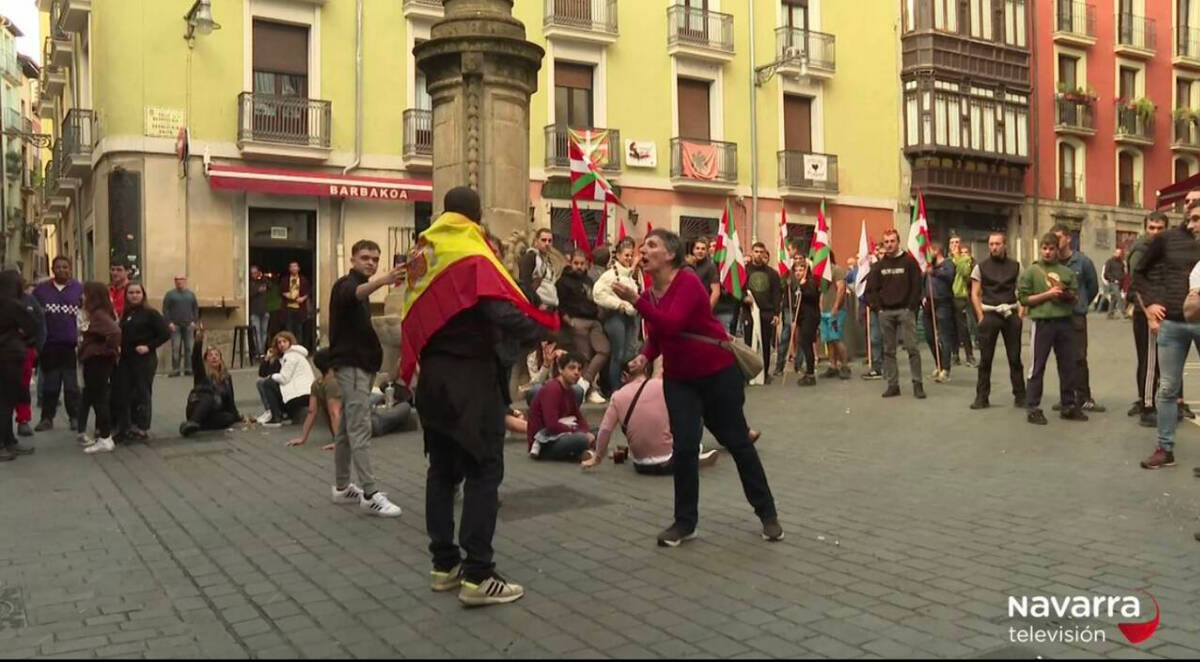 Imágenes de la agresión racista en Navarra por llevar la bandera de España