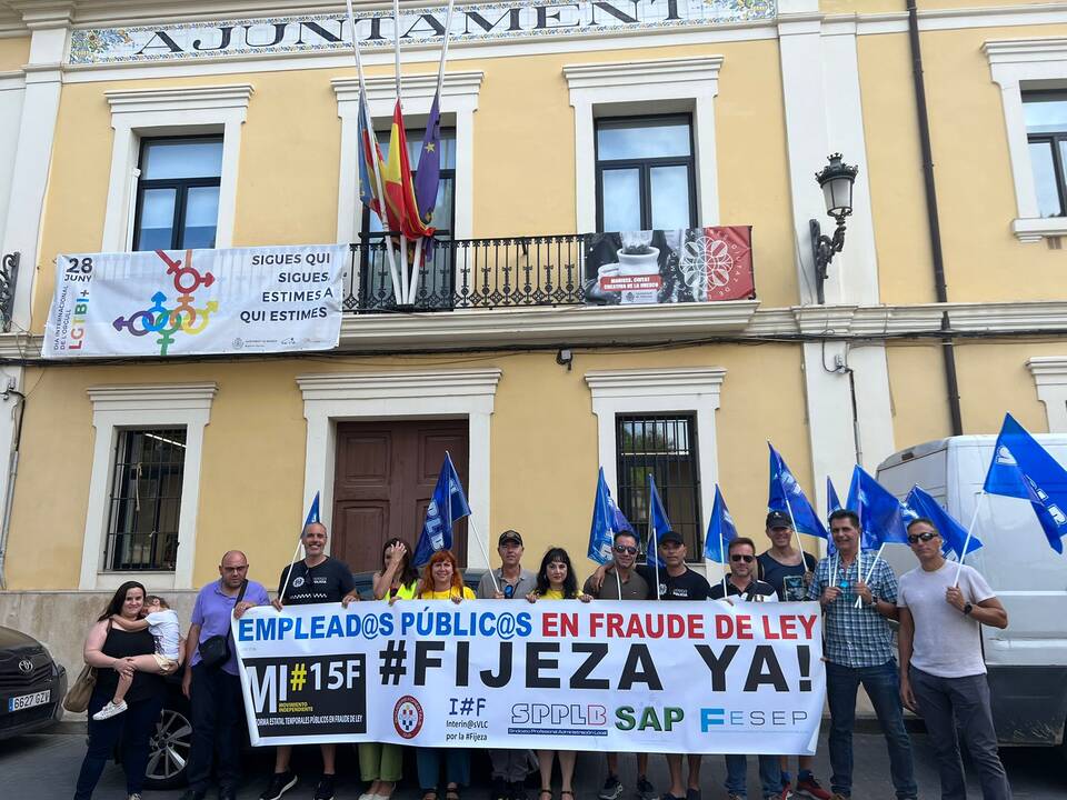 Los funcionarios protestan frente al Ayuntamiento de Manises - SPPLB