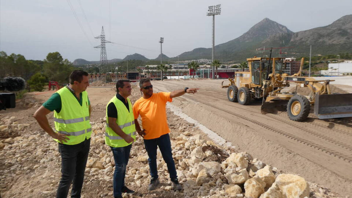 Bernabé Cano, alcalde de La Nucia, en el centro de la imagen, visitando las obras del Soccer Center.
