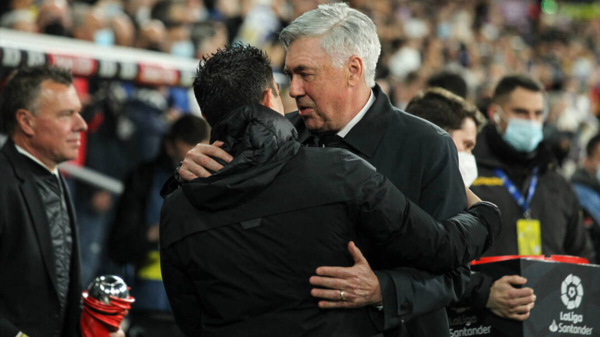 Ancelotti y Xavi se saludan antes de un Clásico.