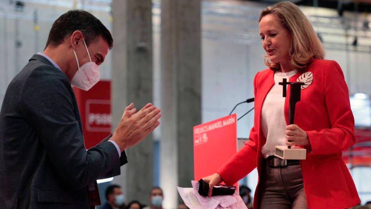 Pedro Sánchez y la ministra de economía, Nadia Calviño