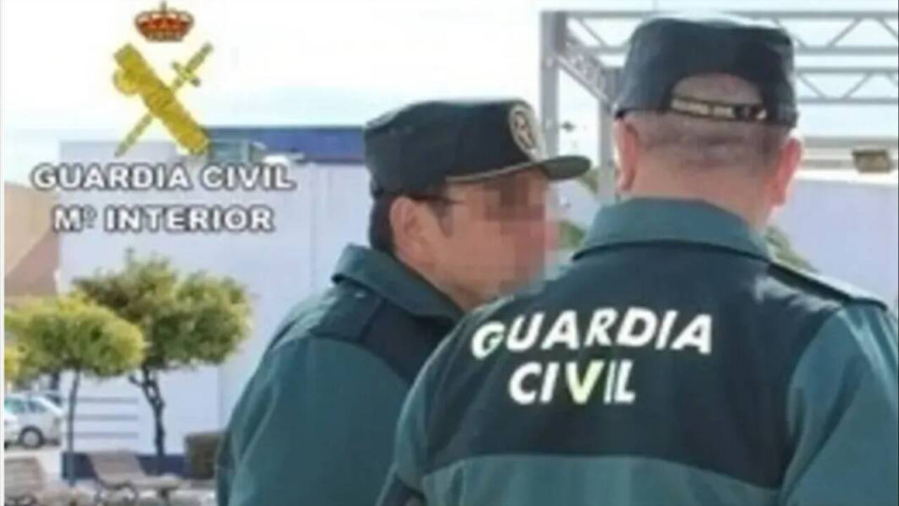 Agentes de la Guardia Civil de Granada en Salar.