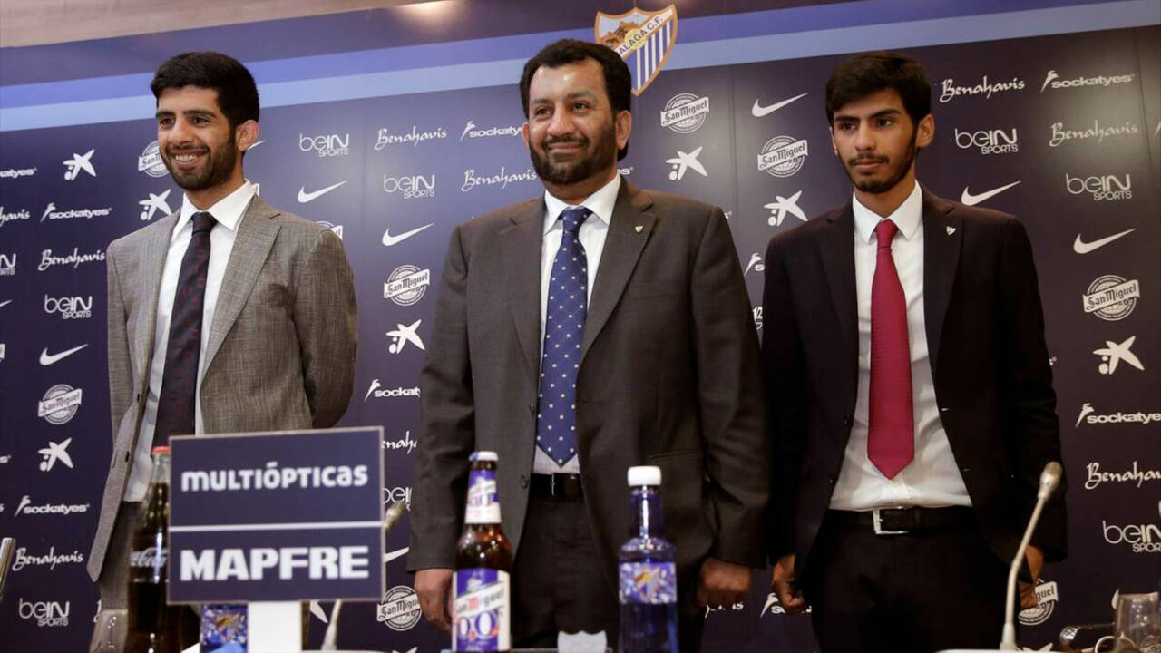 Abdullah Al Thani, en una imagen como presidente del Málaga, junto a sus hijos Nasser y Nayef.