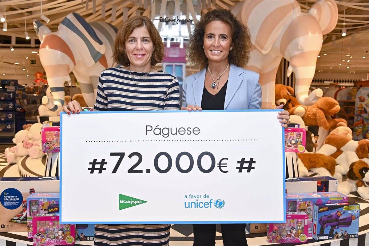 La responsable de Compras de Juguetes y Videojuegos de El Corte Inglés, Guadalupe Corzo, entrega un cheque a la directora de Marketing y Captación de Fondos de UNICEF España, Marta Montiel, por la campaña 'Juguetes Solidarios'.