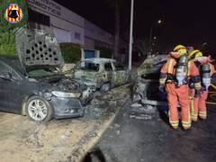 Vandalismo en Paterna: Arden tres vehículos estacionados 