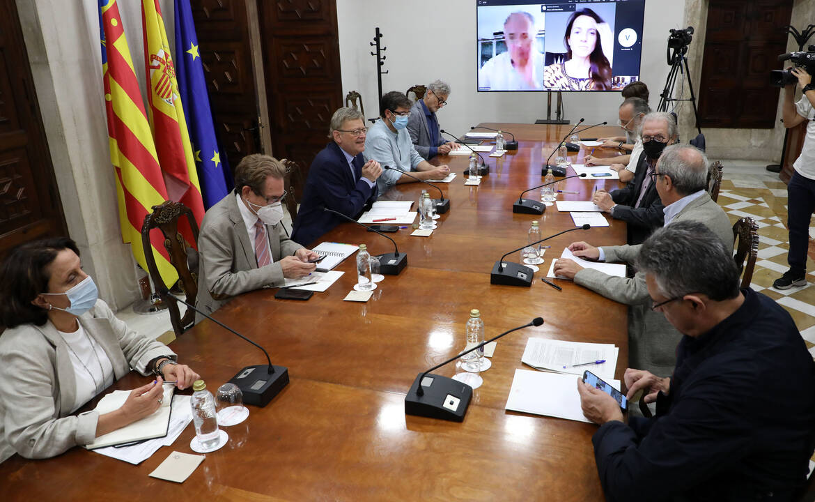 Imagen de la reunión mantenida entre la Generlitat y especialistas con Puig y Minguez a la cabeza - GVA