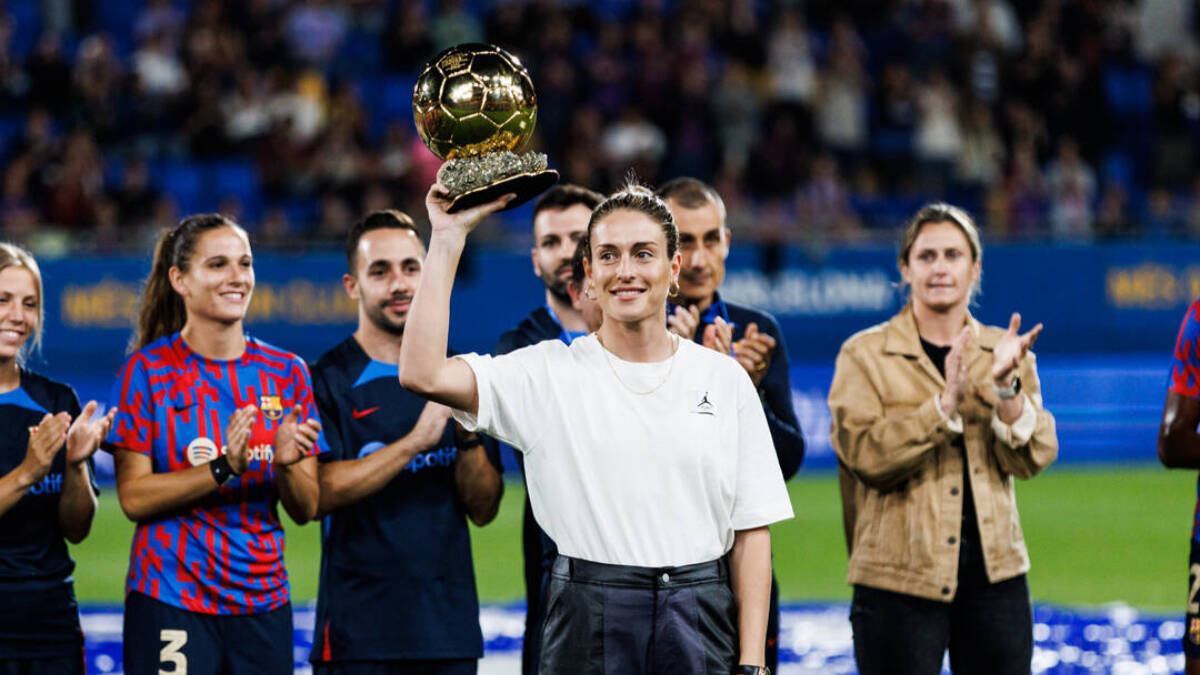 Alexia Putellas ofreciendo su reciente Balón de Oro a la afición del Barcelona