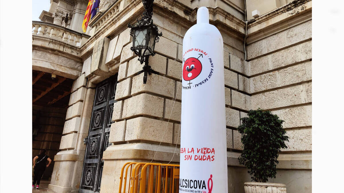 Condón gigante en la fachada del Ayuntamiento de Valencia