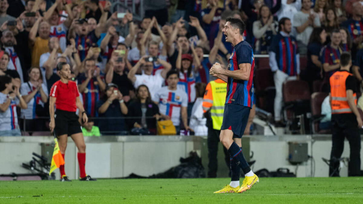 Lewandowski celebra uno de sus goles en el Barcelona - Villarreal.