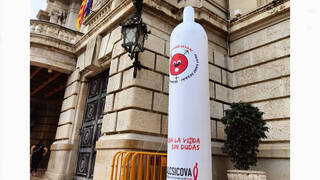 Un condón gigante en la fachada del Ayuntamiento de Valencia