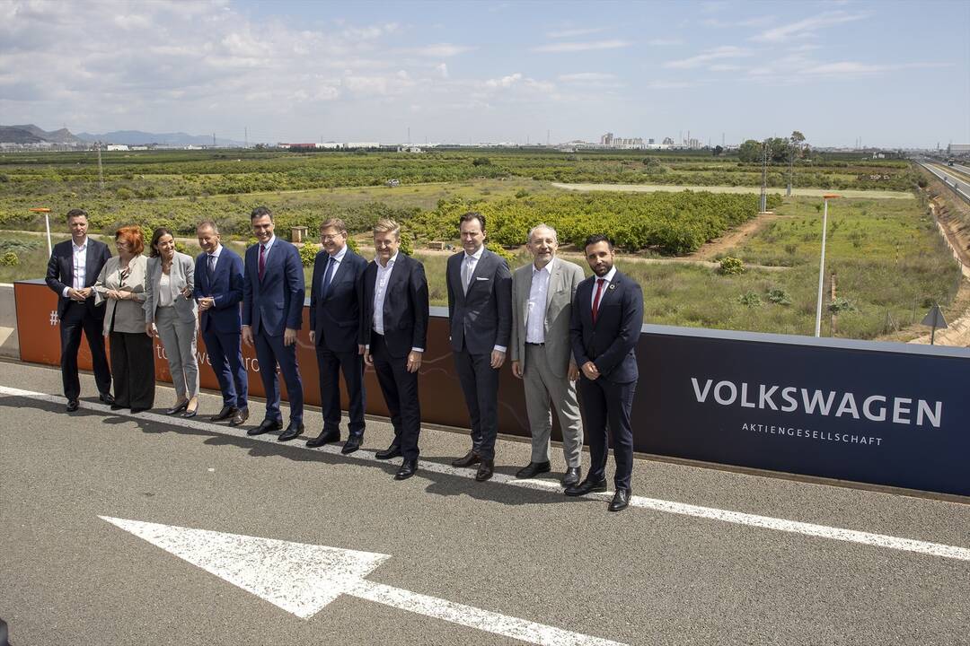 Pedro Sánchez visita los terrenos de la futura planta de baterías de Seat y Volkswagen en Sagunto.