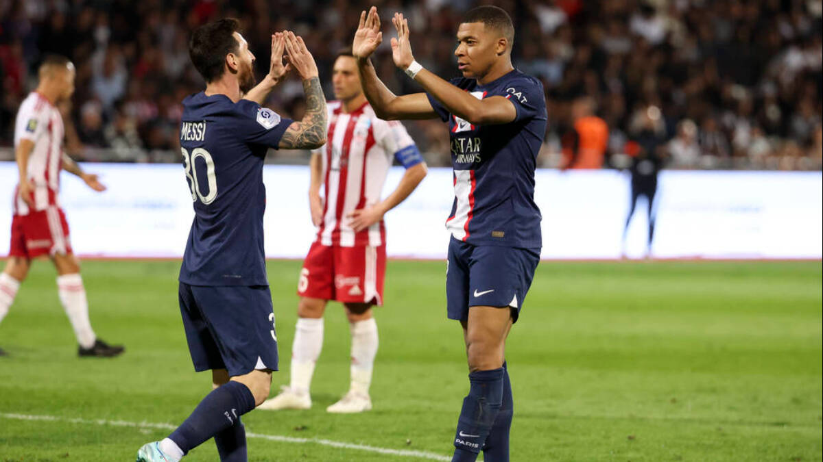 Messi y Mbappé celebran un gol reciente del PSG. 