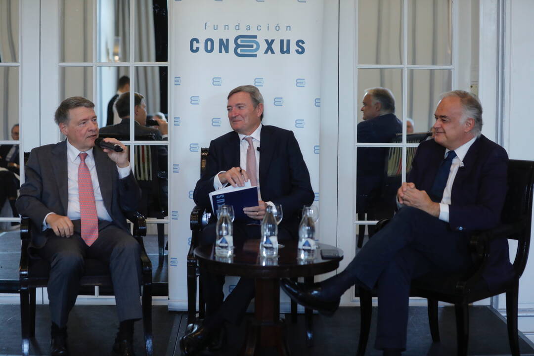 Estaban González Pons y Jordi Sevilla durante el debate de la Fundación Conexus.