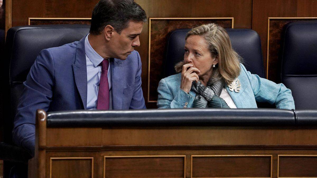 Sánchez y Calviño, en una sesión de control al Gobierno en el Congreso.