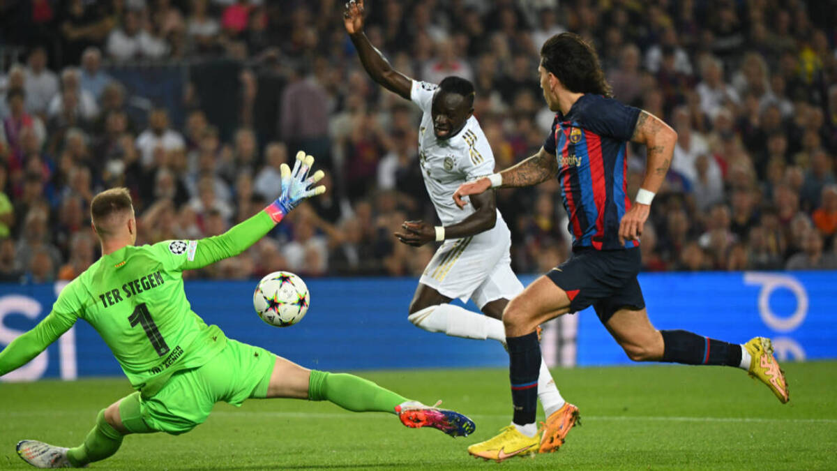Sadio Mané anotando el primer gol del Bayern contra el Barcelona.