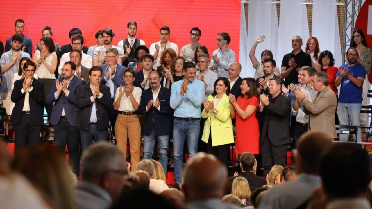 El secretario del PSOE, Pedro Sánchez, con los presidentes autonómicos.