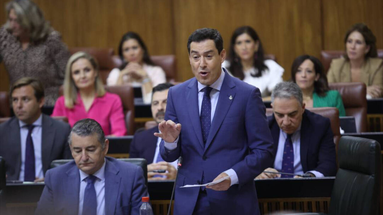 El presidente de la Junta de Andalucía, Juanma Moreno (PP-A), en la sesión de control del Parlamento.