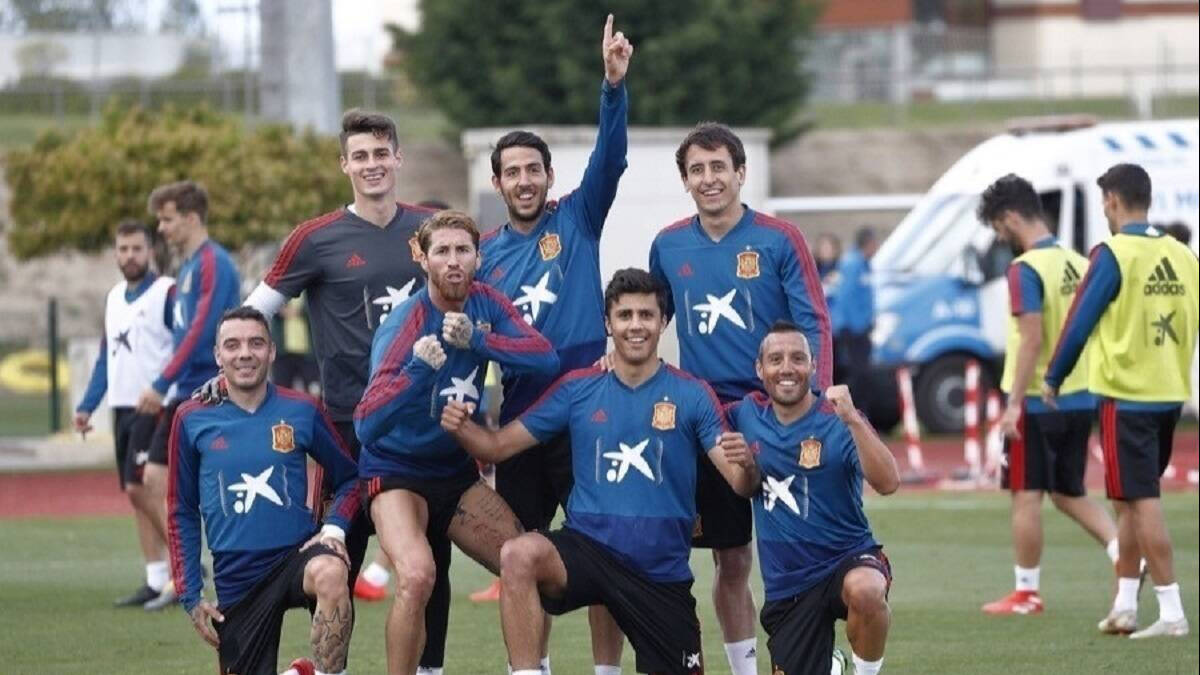 Sergio Ramos y Aspas, junto a otros futbolistas, en una concentración de la selección en 2019. 