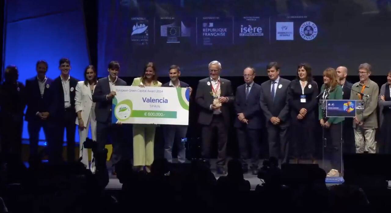 Momento en el que la delegación de València recoge el premio. 