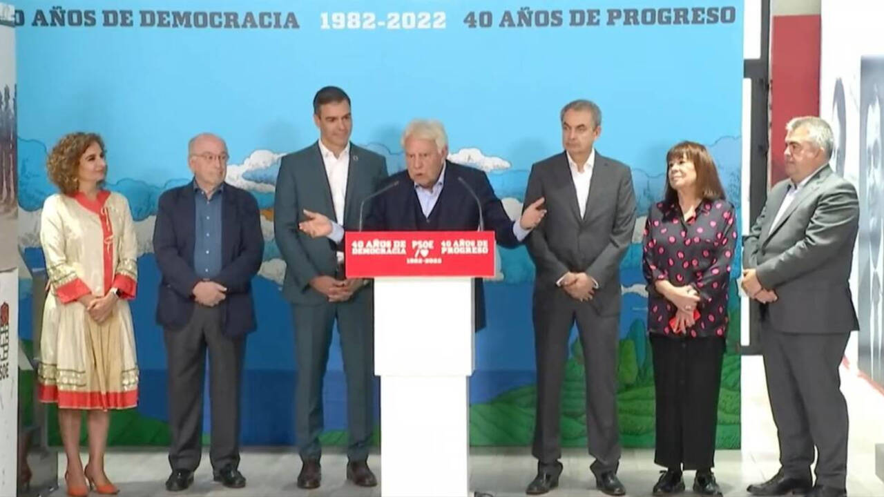 El expresidente Felipe González, acompañado por Sánchez y Zapatero, así como dirigentes del PSOE, presentando los actos del 40 aniversario.