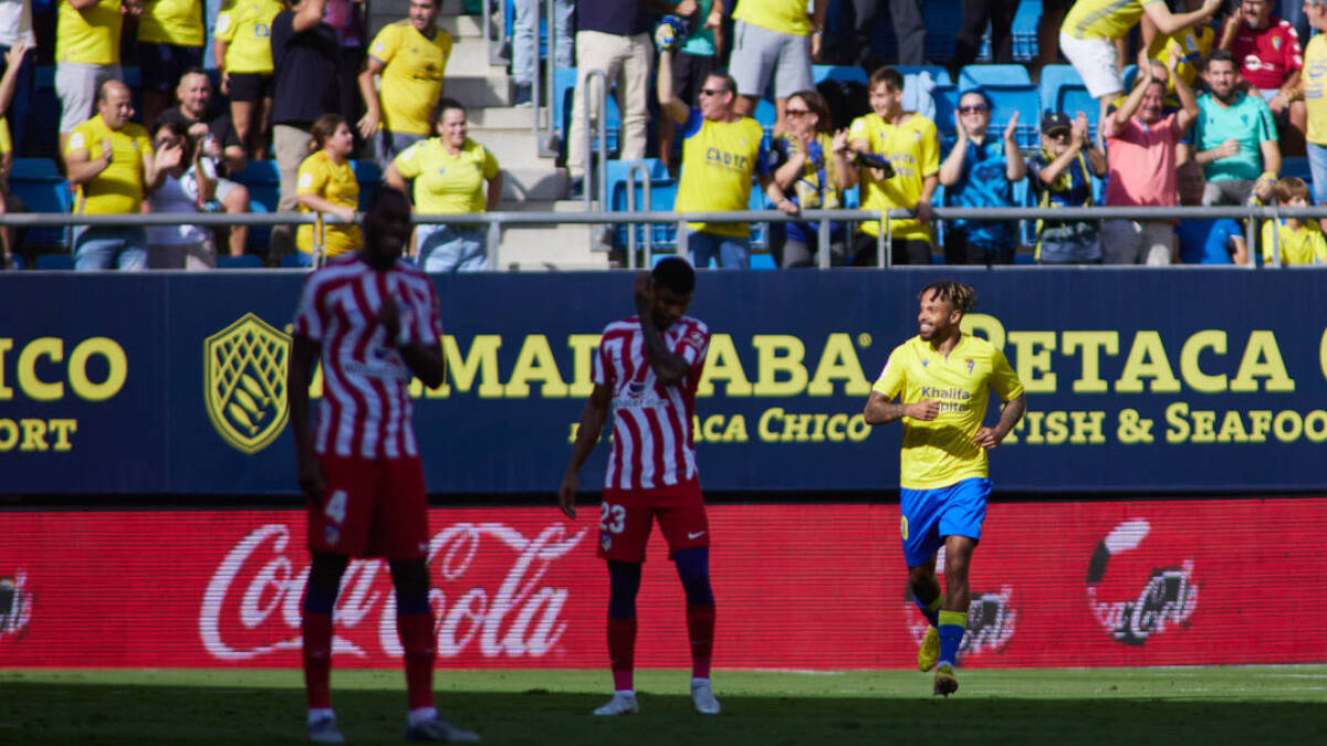 Los jugadores del Atlético tras encajar el primer gol del Cádiz.