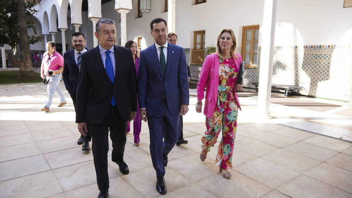 El presidente de Andalucía, Juanma Moreno,  junto a la consejera de Economía, Carolina España, y el consejero de Presidencia, Antonio Sanz.
