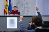 Un periodista pregunta a la ministra portavoz por Puigdemont y ella acaba acusando al PP
