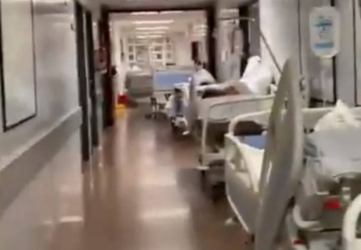 Un pasillo interno con pacientes ingresados en camas en el Hospital La Ribera.