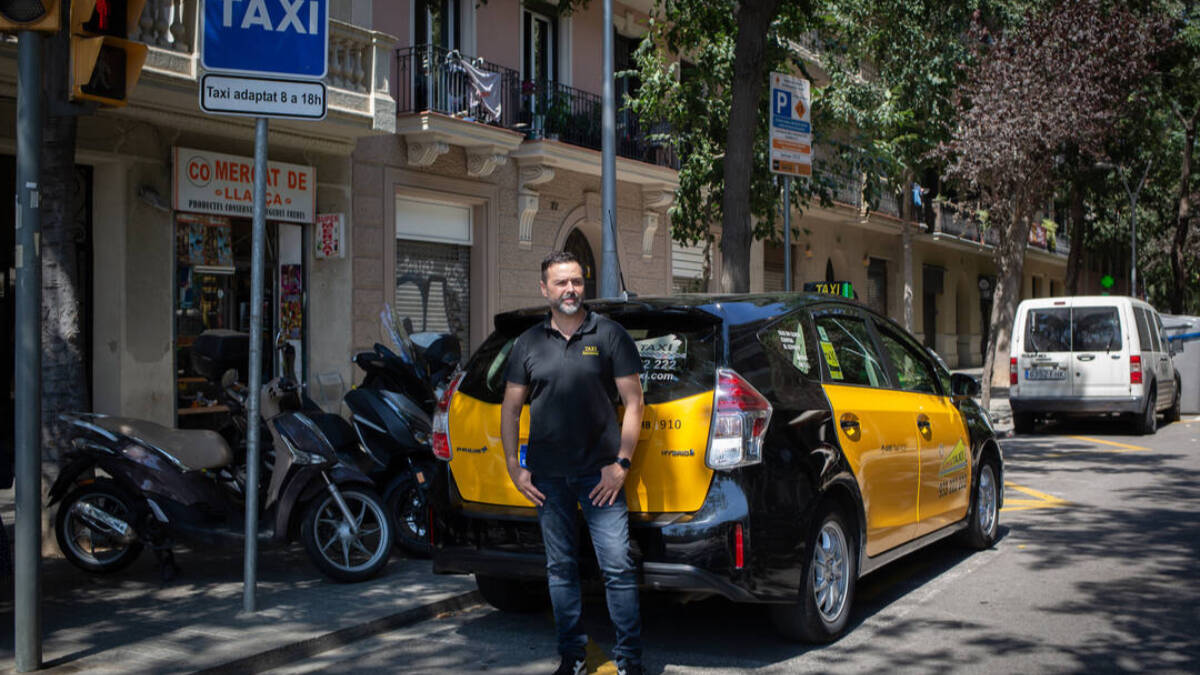 Un taxista posa junto a su vehículo durante la presentación de ‘Picmic Taxi'.
