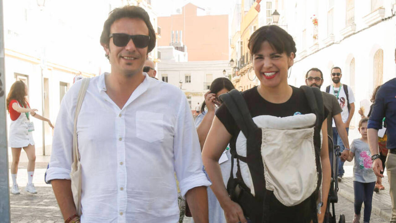 La portavoz de Adelante Andalucía, Teresa Rodríguez, junto su pareja, el alcalde de Cádiz, José María González, 'Kichi'.