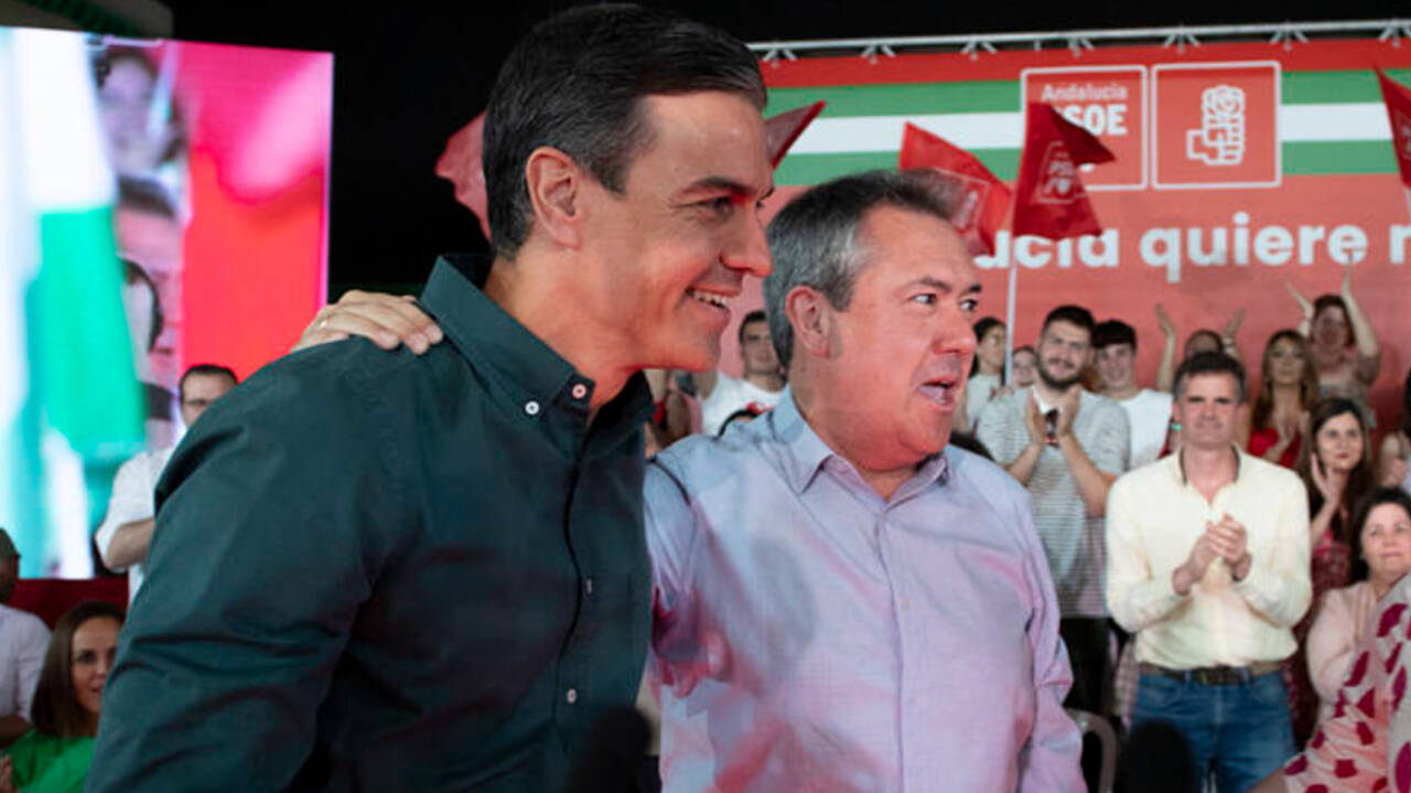 El secretario general del PSOE y presidente del Gobierno, Pedro Sánchez, con el secretario del PSOE-A, Juan Espadas.