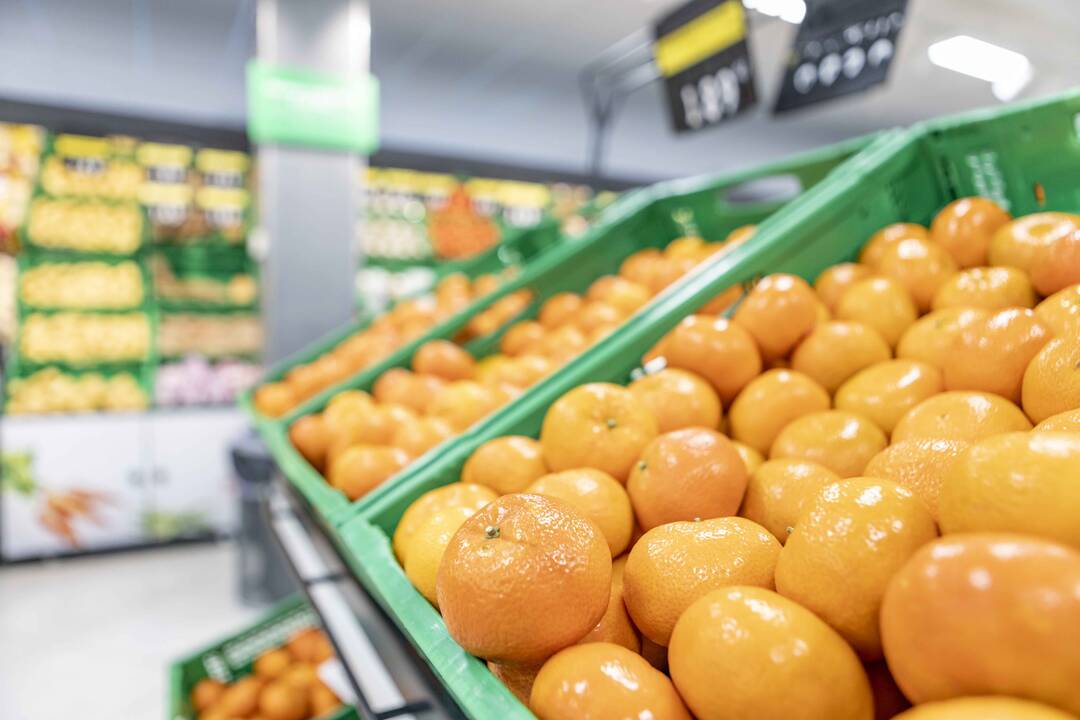 Naranjas y mandarinas a granel en un supermercado Mercadona. 