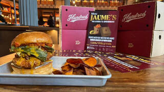 La Jaume, la hamburguesa sabor paella de Hundred en honor a los Premios Jaime I