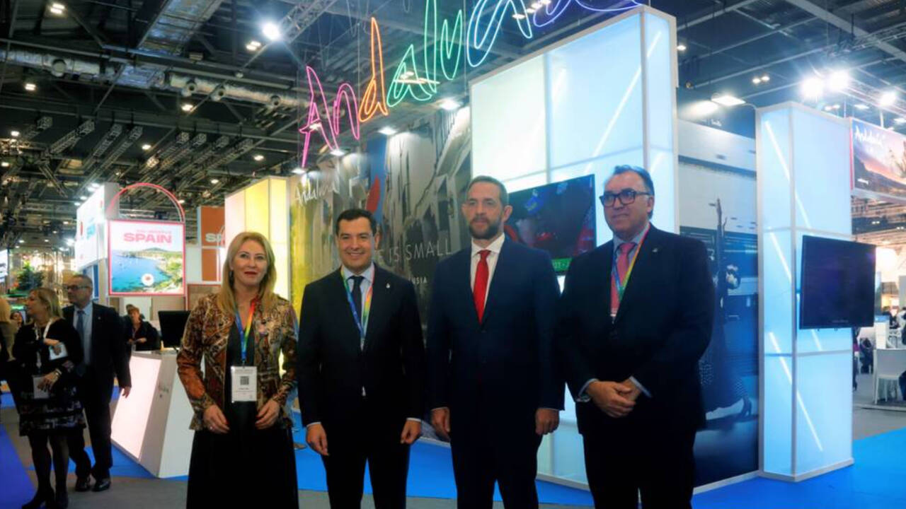 El presidente de la Junta de Andalucía, Juanma Moreno, con el resto de representantes institucionales en la WTM de Londres.