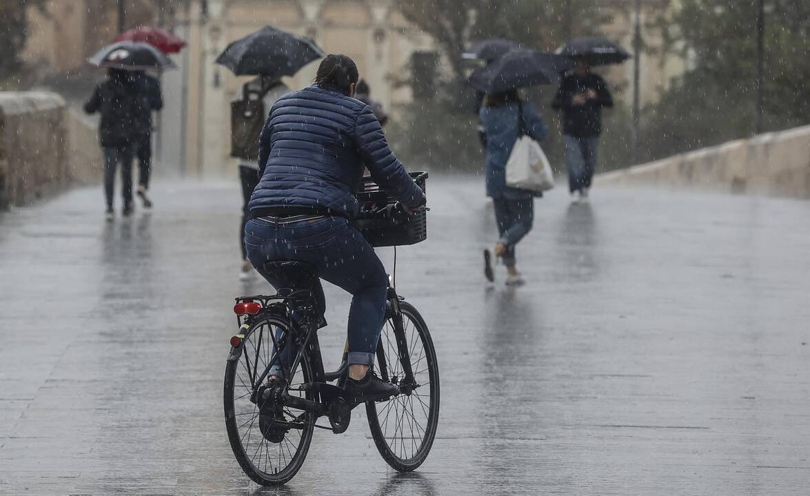 Una persona circula en bicicleta bajo la lluvia en Valencia. - Rober Solsona - Europa Press
