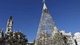Las bolas gigantes no convencen: Valencia recupera el árbol de Navidad