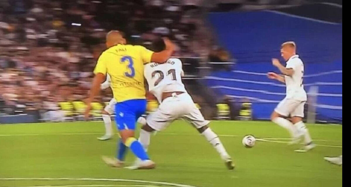 Fali, agrediendo a Rodrygo en el encuentro de ayer en el Bernabéu. 
