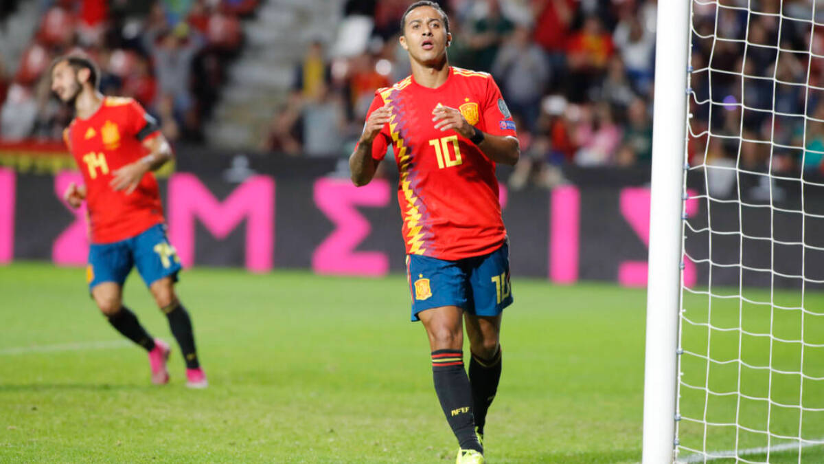 Thiago Alcántara durante un partido con la selección española.