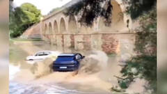 Vídeo viral: El conductor de un Porche ve la zona inundada y decide meterse