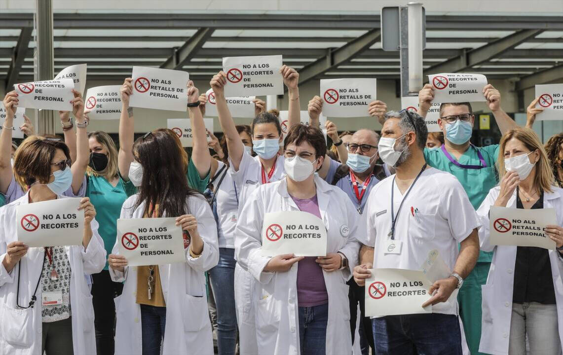 Concentración contra el cese de los contratos refuerzo Covid, en la puerta del Hospital de La Fe de Valencia.