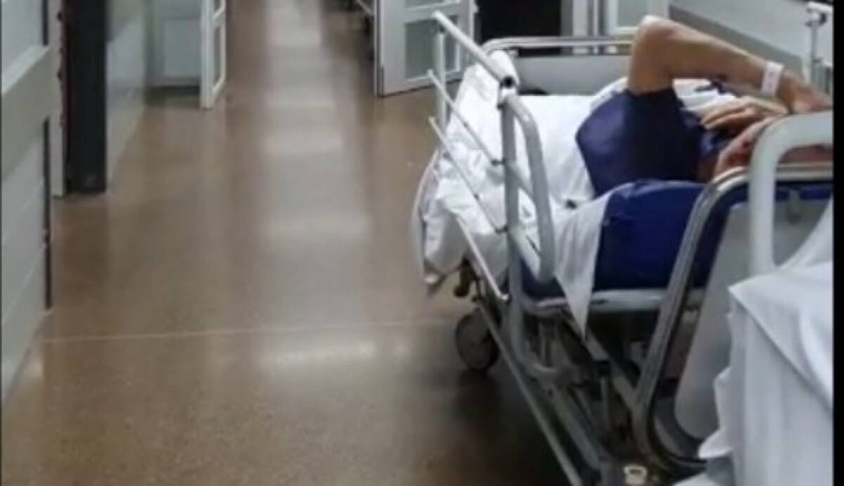 Pacientes en camas en los pasillos del Hospital La Ribera.