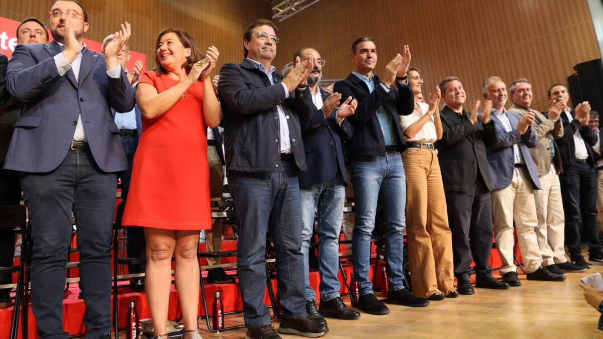 Pedro Sánchez con los barones del PSOE