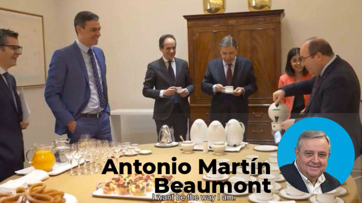 Sánchez comparte un café con sus ministros en una secuencia filtrada de su serie televisiva.