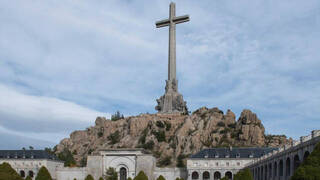 Ayuso blindará la cruz del Valle de los Caídos frente a los planes de Moncloa