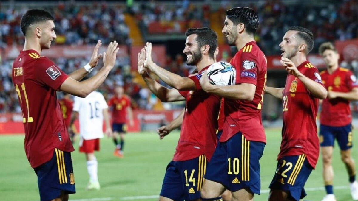 Gayá, en el centro de la imagen, en un partido reciente de la selección española. 