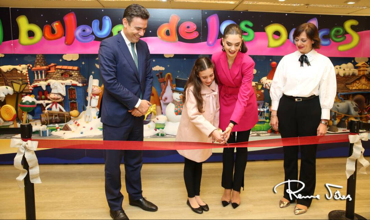 Les Belleses del Foc 2023 han inaugurado el Corylandia "El bulevard de los dulces" , acompañadas por el Director del centro Alfredo Carvajal y la Presidenta de la Federación de Hogueras, Toñi Martín-Zarco.