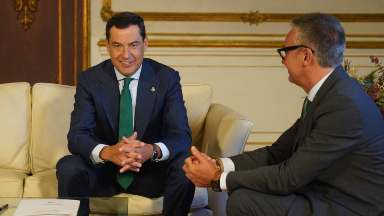 El presidente de la Junta de Andalucía, Juanma Moreno (PP-A), junto al portavoz de Vox, Manuel Gavira.