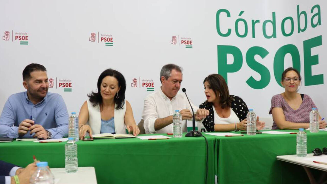 El secretario general del PSOE-A, Juan Espadas, en una reunión con la agrupación de Córdoba.